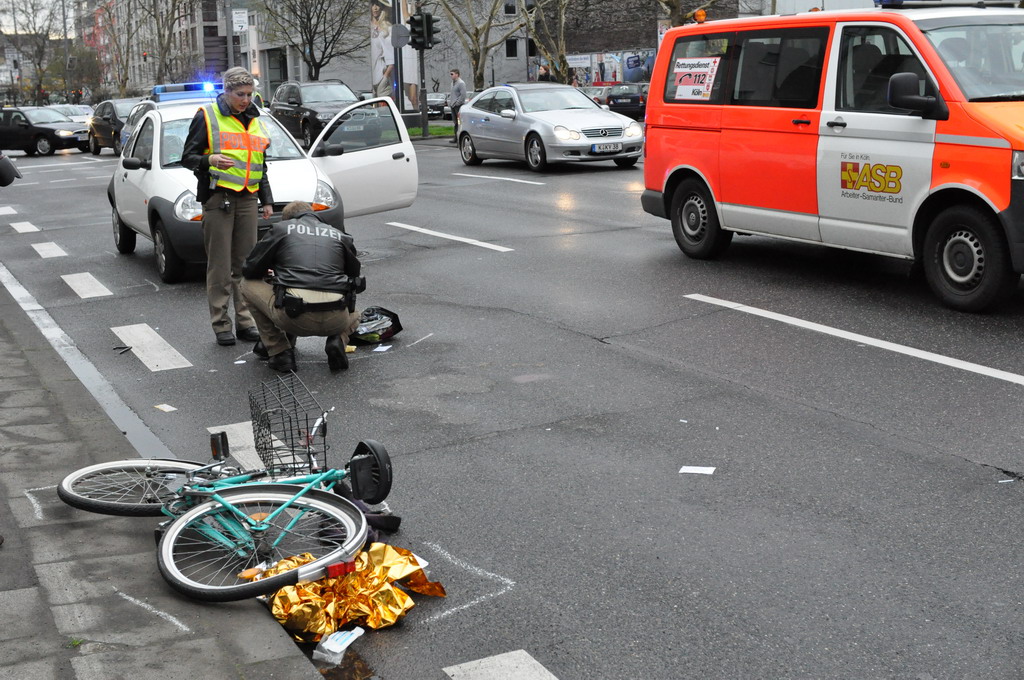 VU PKW gegen Rad Koeln Turinerstr P08.JPG